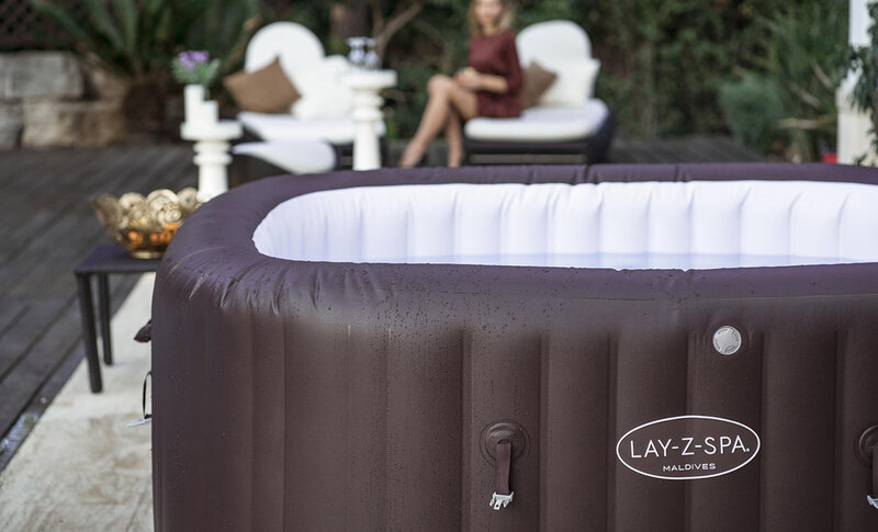 Lay-Z-Spa Maldives in tuin | JacuzziGids.nl