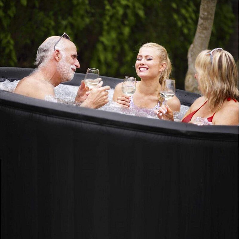 Genietend van een warme jacuzzi | JacuzziGids.nl